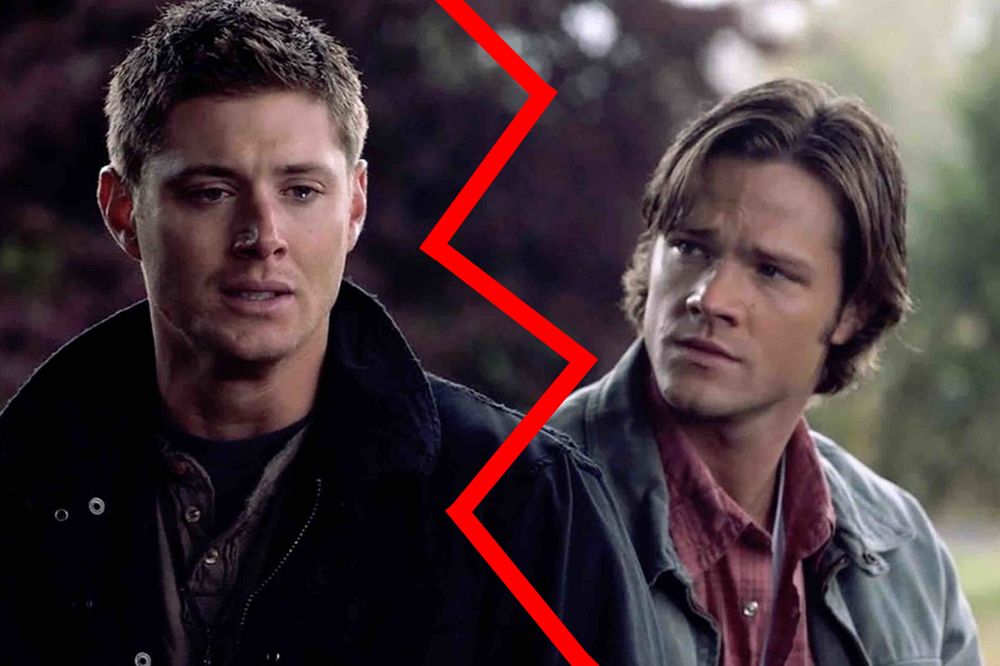 Foto de Dean Winchester chorando e Sam Winchester olhando para ele com cara triste