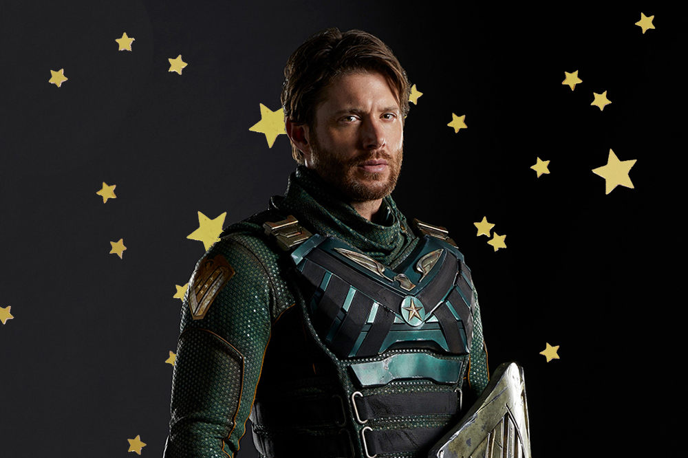 Imagens de divulgação de Jensen Ackles como o Soldier Boy, de The Boys. Ele veste um figurino de super-heróis verde escuro e leva na mão um escudo prata