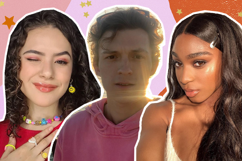 Colagem com selfies de Maisa, Tom Holland e Normani; Maisa está usando acessórios coloridos e piscando; Tom esta com um moletom rosa e é possível ver o som refletindo no fundo da foto; Normani está posando com expressão séria, blusa branca e maquiagem leve; o fundo da colagem é uma textura em tons de rosa e laranja com estrelas amarelas e laranja como decoração