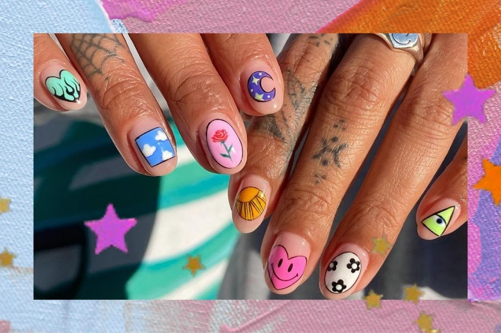 Montagem com uma foto de nail art divertida, com fundo azul, roxo e laranja com estrelinhas coloridas. A foto principal é de uma mão com uma nail art divertida com vários desenhos.