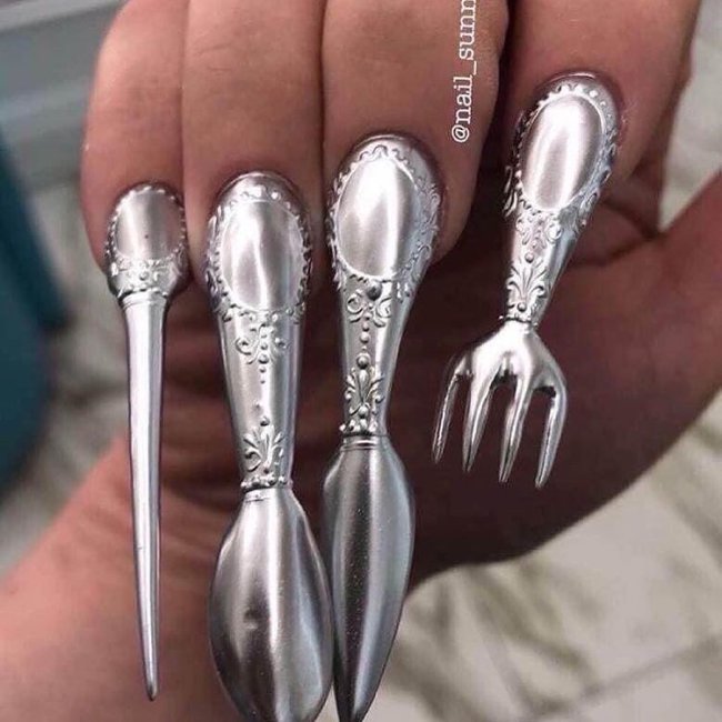 Foto com destaque nas unhas que estão com nail art inspirada em aparelho dentário