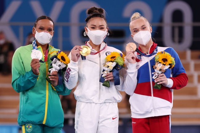 Sunisa Lee (ouro), Rebeca Andrade (prata) e Angelina Melnikova (bronze) no pódio olímpico