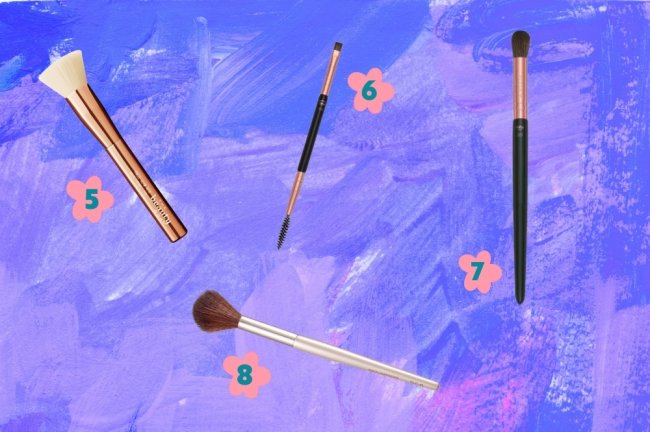 afiliados pinceis 2 Montagem com a foto de diversos modelos de pincéis de maquiagem espalhados por ela com o fundo azul e roxo.