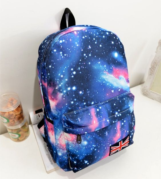 bolsa-galaxia Foto de uma mochila escolar com estampa de galáxia.