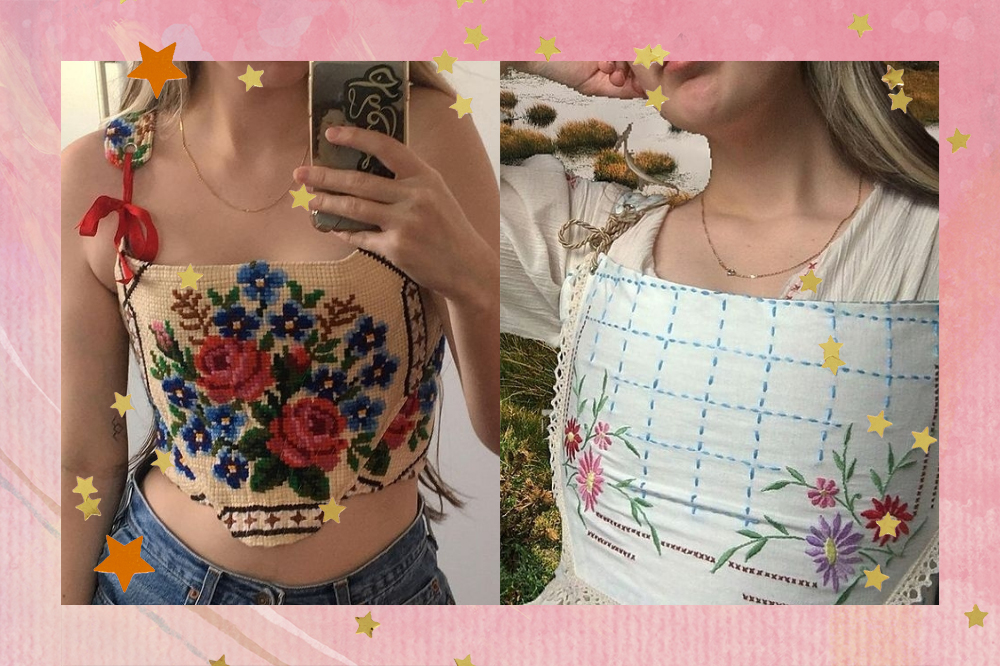 Montagem com duas fotos da estilista Rosie Evans usando seus corsets sustentáveis. À esquerda, ela está com uma peça com estampa floral vermelha segurando celular em frente ao espelho e, à esquerda, está usando uma peça branca com detalhes de flores delicadas. O fundo é rosa com estrelinhas douradas e laranjas.