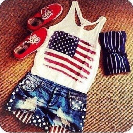 look-bandeira-eua Foto de um look com regata branca com estampa da bandeira dos Estados Unidos, short jeans com estampa da bandeira dos Estados Unidos e tênis Vans vermelho.