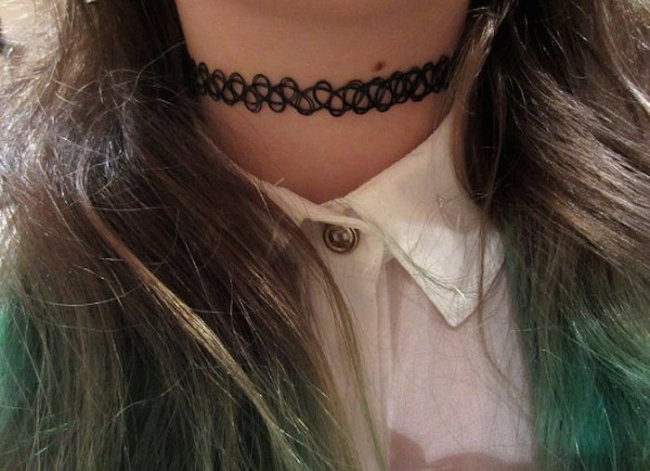 tattoo-chocker Foto do pescoço de uma menina. Ela usa uma gargantilha que imita uma tatuagem.