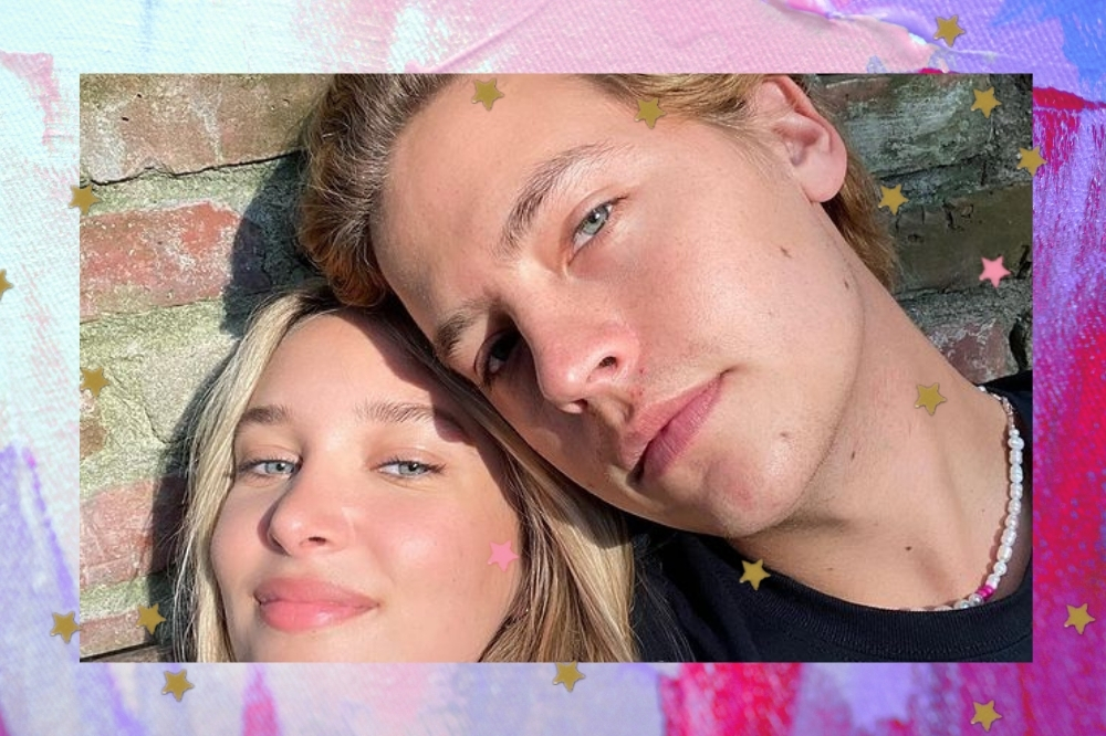 Selfie de Cole Sprouse com Ari Fournier. Os dois estão com uma expressão levemente sorridente.