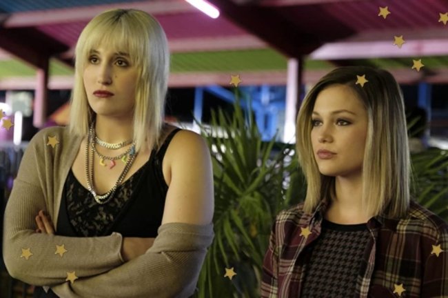 Cruel Summer Mallory e Kate Foco no rosto das personagens Mallory e Kate, com expressões sérias olhando para alguém.