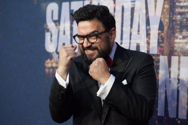 Foto de Horatio Sanz em um tapete vermelho, fingindo dar soquinhos no ar com as mãos