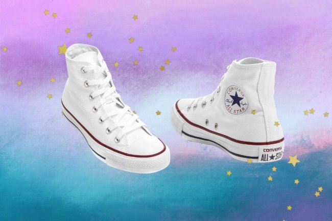 Montagem com o fundo degradê roxo e azul com detalhes de estrelas douradas com a foto do tênis branco de cano alto All Star da Converse.