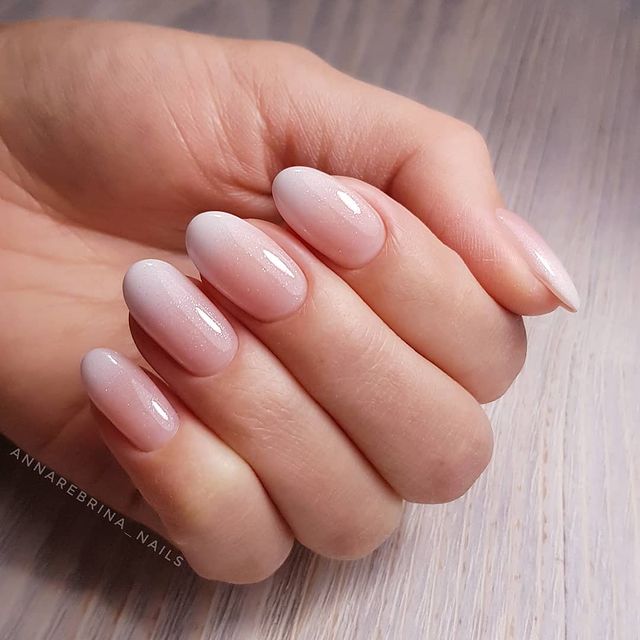 baby-boomer-nails Foto de uma mão com as unhas pintadas de branco no estilo baby boomer.