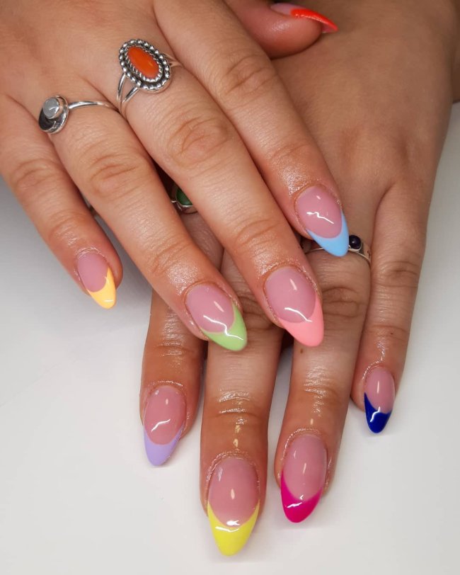 francesinha colorida Foto com close nas unhas com esmaltes coloridos em diversas cores.