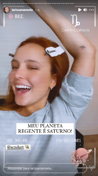 larissa-manoela-nova-tatuagem-saturno-2 Larissa Manoela sorrindo e de braço levantado, mostrando a tatuagem de Saturno próxima ao seu cotovelo