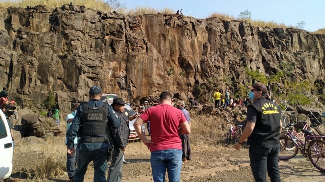 Criança indígena é arremessada de penhasco após sofrer estupro coletivo Equipe policial embaixo de um penhasco, fazendo a perícia de um crime de estupro e feminicídio lá ocorrido