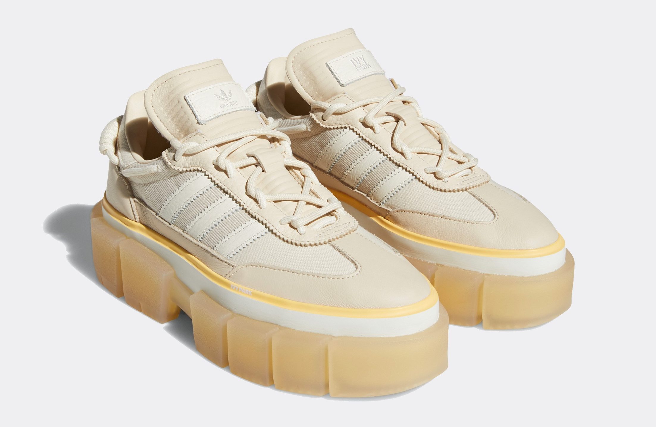 tenis-ivy-park-adidas-beyonce-chunky Tênis Super Sleek Chunky da coleção Adidas x IVY Park Rodeo. Ele é bege, com sola tratorada marrom clara e listras off white nas laterais.