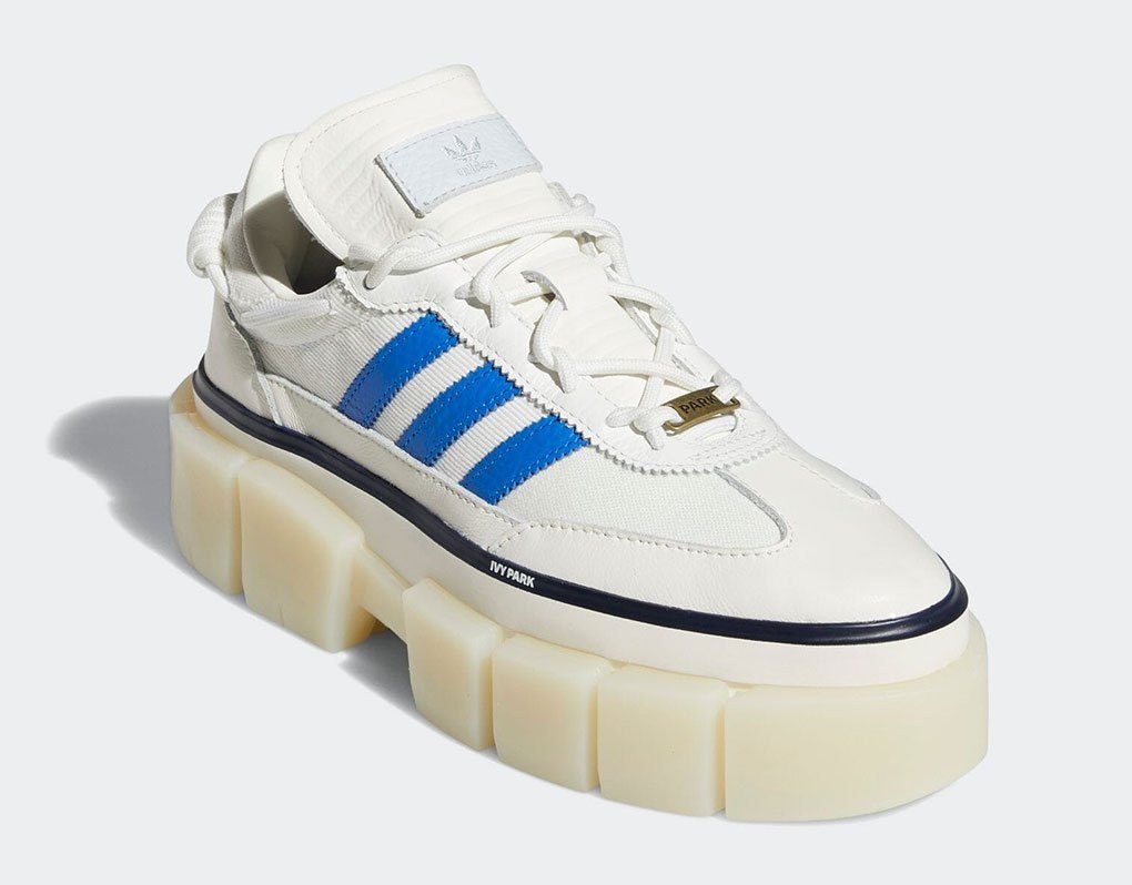 tenis-ivy-park-adidas-beyonce Tênis Super Sleek Chunky da coleção Adidas x IVY Park Rodeo. Ele é branco, com sola tratorada e listras azuis nas laterais.