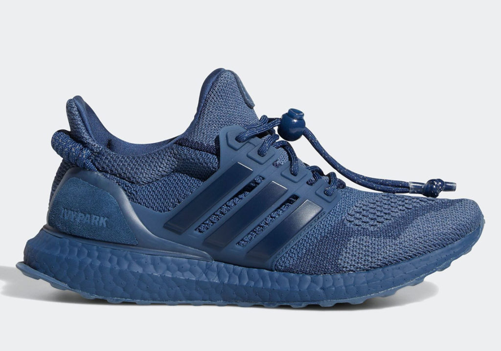 tenis-ivy-park-adidas-beyonce-ultraboost Tênis modelo Ultraboost da coleção Adidas x IVY Park Rodeo em azul-marinho.