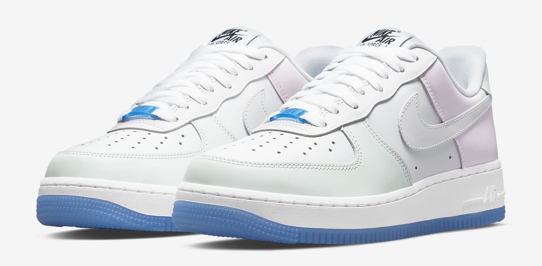 tenis-nike-air-force-1-muda-de-cor-no-sol Tênis da Nike branco com detalhes em azul e rosa pastel e sola azul