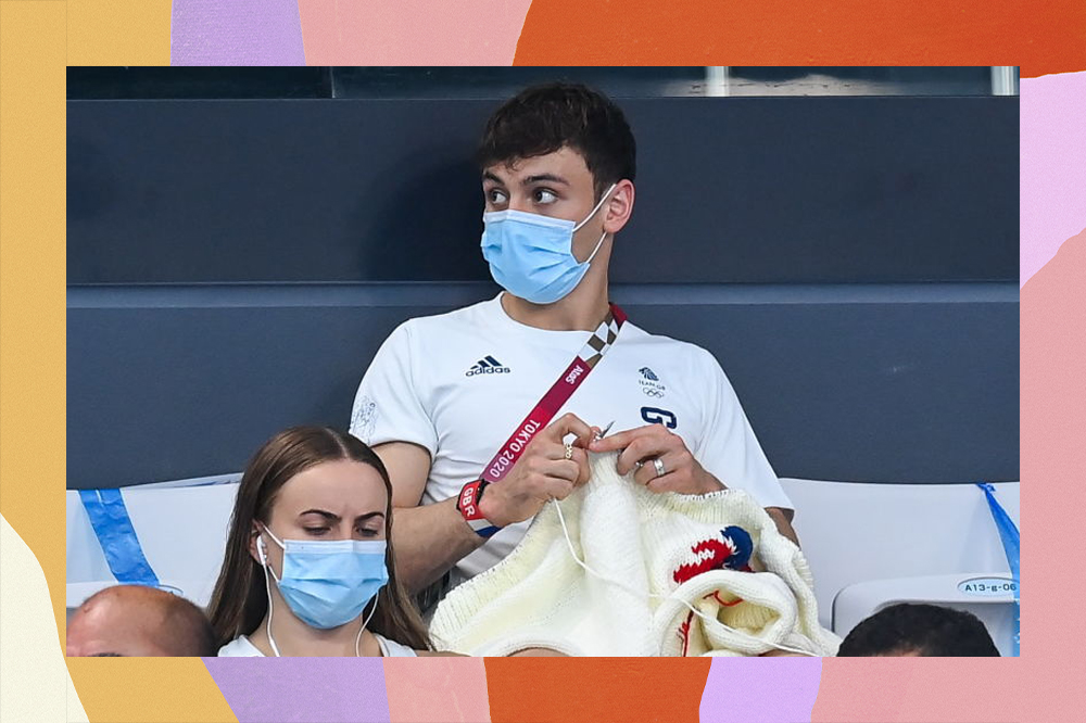 Saltador inglês Tom Daley faz tricô sentado na arquibancada durante treino das Olimpíadas