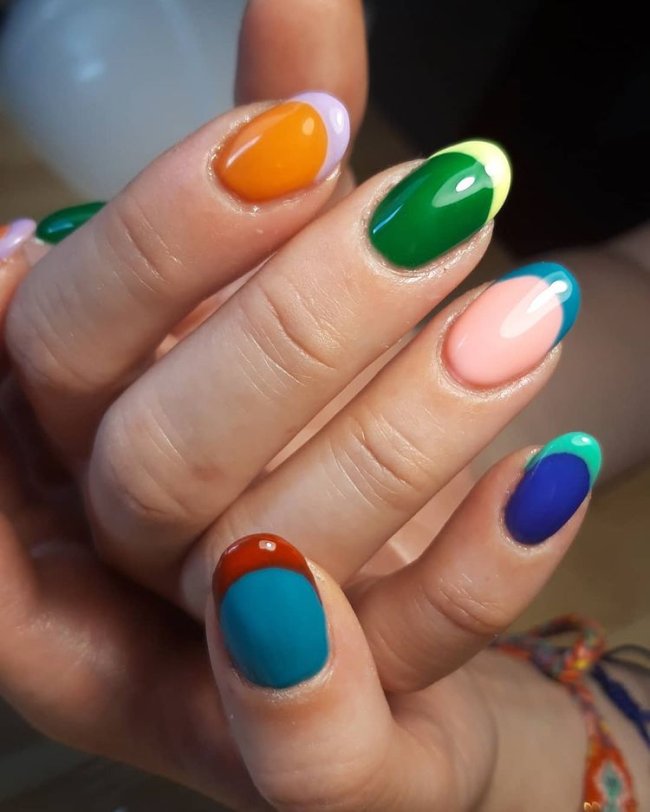 unhas coloridas com francesinha Foto com close nas unhas com esmaltes coloridos em diversas cores.