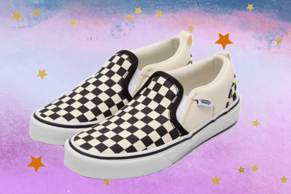 vans-slip-on-xadrez-tenis-classicos Montagem do tênis Vans slip-on xadrez preto e branco em fundo degradê de lilás e azul com estrelas douradas e laranjas