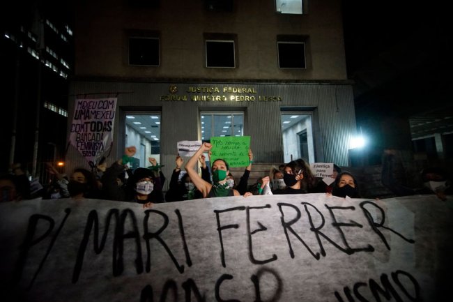 Mari Ferrer: atualizações do caso desde absolvição do réu em 1ª Instância Protesto organizado em 4 de novembro de 2020, em frente Supreme Federal, em São Paulo, em repúdio à absolvição de André de Camargo Aranha em 1ª Instância. Na imagem, mulheres seguram faixas e cartazes em apoio a Mari Ferrer e contra o feminicídio e machismo