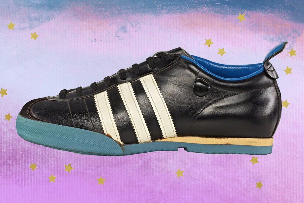 Montagem com tênis Samba, da Adidas, preto, branco e azul criado em 1960, em fundo com degradê de lilás e azul e estrelinhas douradas.