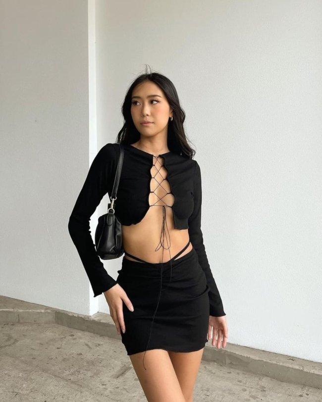 blusa preta com manga e recorte l