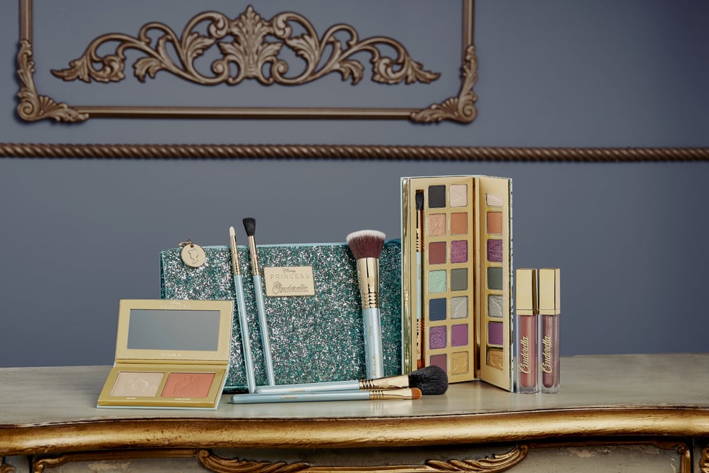 colecao-maquiagem-cinderela-sigma-beauty-01 Coleção de maquiagem inspirada na Cinderela da Sigma Beauty. Na foto, há pincéis, paleta de sombras, nécessaire azul brilhante e batons líquidos.