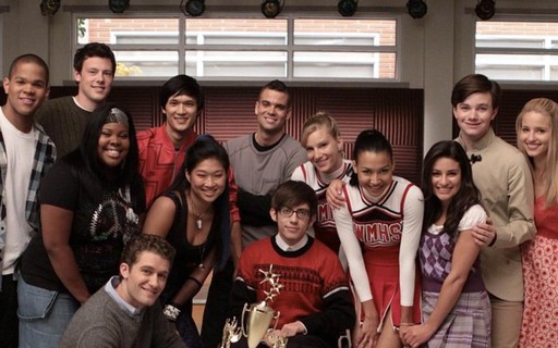glee Foto de divulgação da série Glee. Nela, aparecem um grupo de pessoas posando junto de um prêmio.