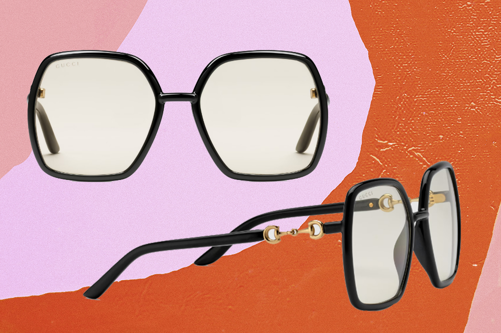 oculos-gucci-dakota-johnson-02 Montagem com fundo rosa, lilás em laranja em que há duas fotos de óculos de sol com armação preta oversized da Gucci.