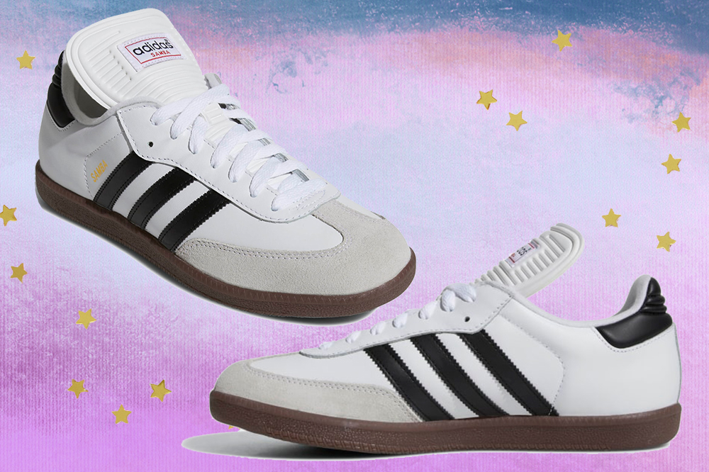 Montagem em fundo degradê lilás e azul com estrelinhas douradas de duas fotos do tênis Adidas Samba Classic que é branco, possui listras pretas e solado marrom.