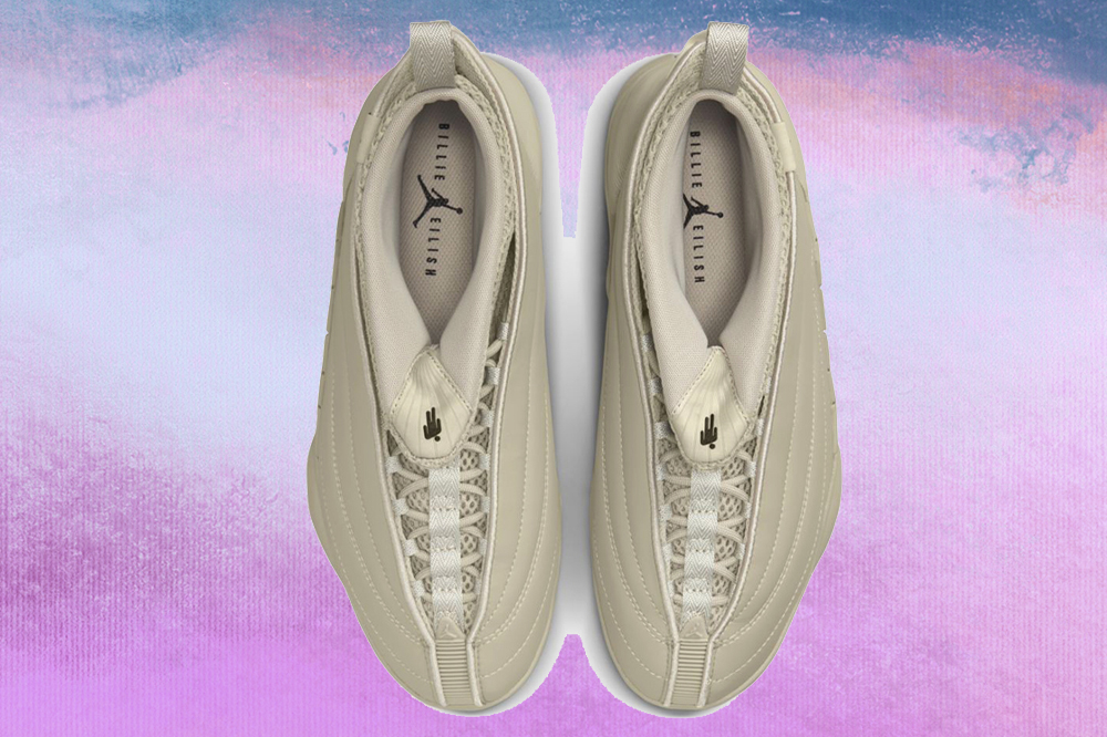 Foto do tênis cinza no modelo Air Jordan 15 da coleção da Billie Eilish com a Nike em fundo lilás, roxo e azul