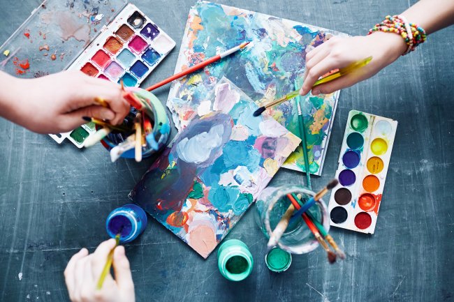 Arte Pinceis, tinta e folhas pintadas