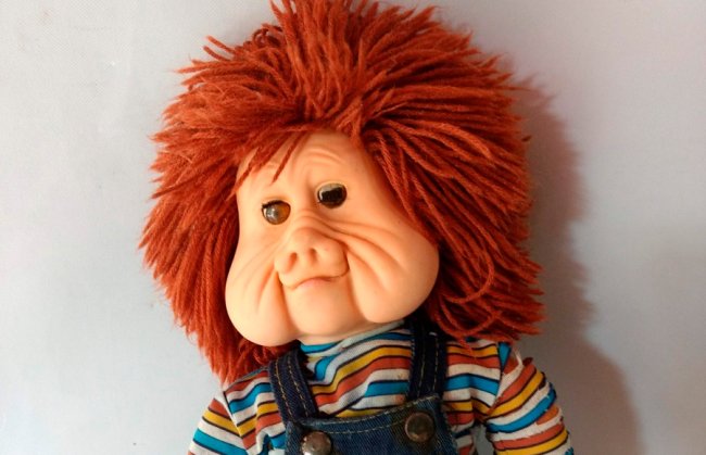 Imagem do boneco Fofão, sucesso dos anos 80. Ele é ruivo, tem o cabelo espetado e bem bochechudo