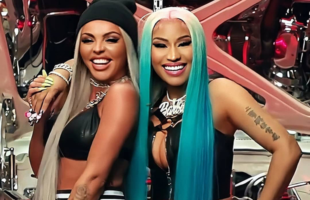 Jesy Nelson e Nicki Minaj abraçadas e sorrindo para a câmera