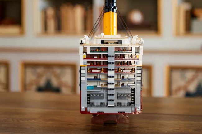 Imagem de divulgação de réplica de Titanic feita de Lego