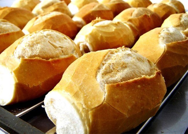 Foto de pães franceses no forno