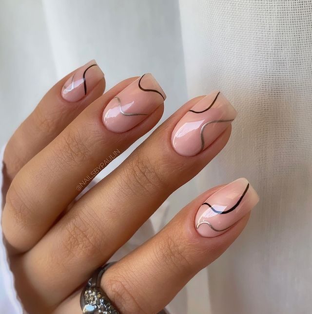 traços delicados unha Foto com destaque nos dedos com as unhas com traços preto.