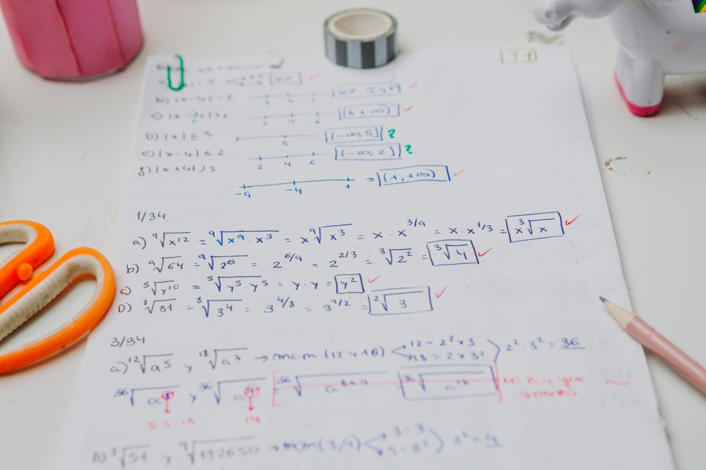 Folha de sulfite com equeções matemáticas