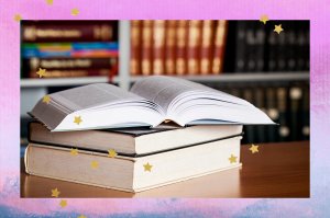 ENEM: 8 canais do Youtube para fazer a revisão na reta final Imagem de livros em cima de uma mesa e uma estante de fundo