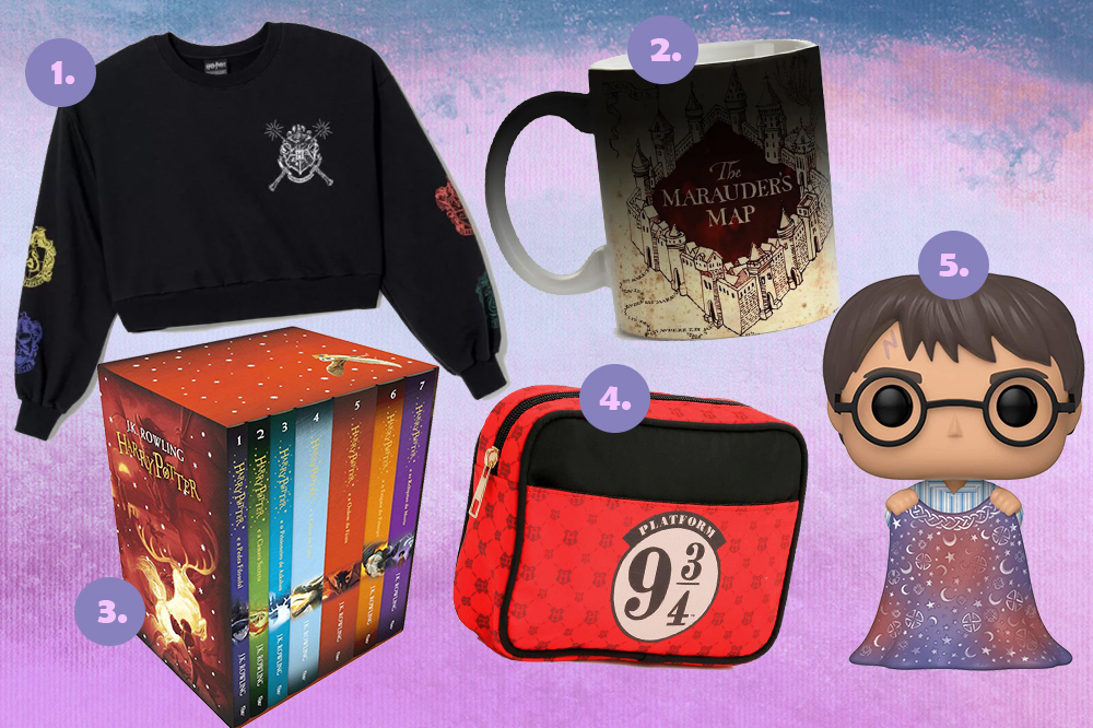 produtos-harry-potter-20-anos-01 Cinco produtos com temática da saga Harry Potter em fundo degradê azul e roxo. Moletom cropped, caneca, box de livros, nécessaire e um funko.