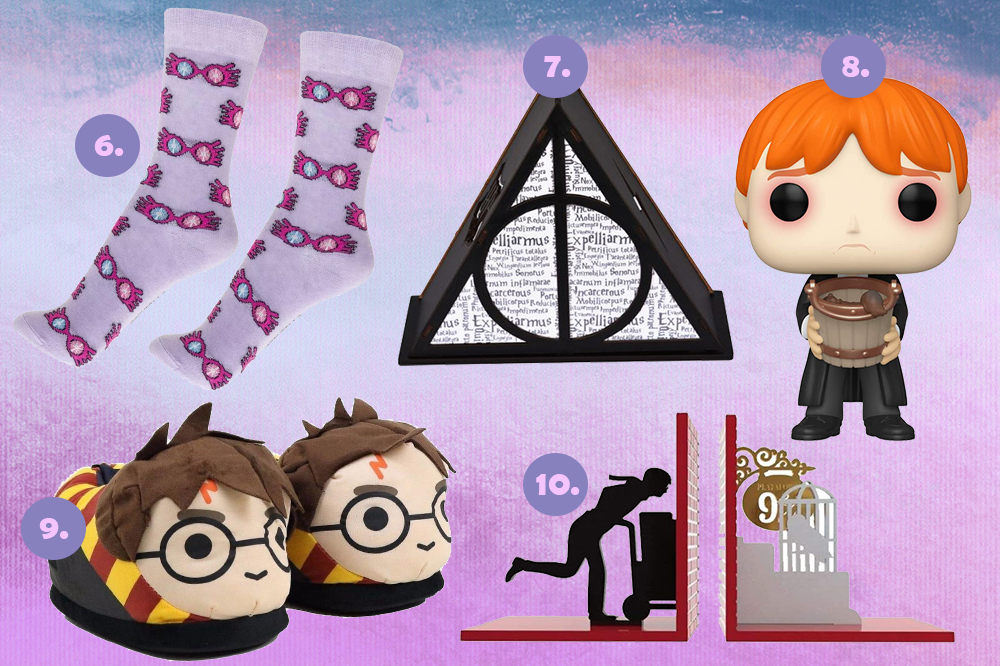 produtos-harry-potter-20-anos-02 Cinco produtos com temática da saga Harry Potter em fundo degradê azul e roxo. Meia, luminária, funko, pantufa e suporte para livros.