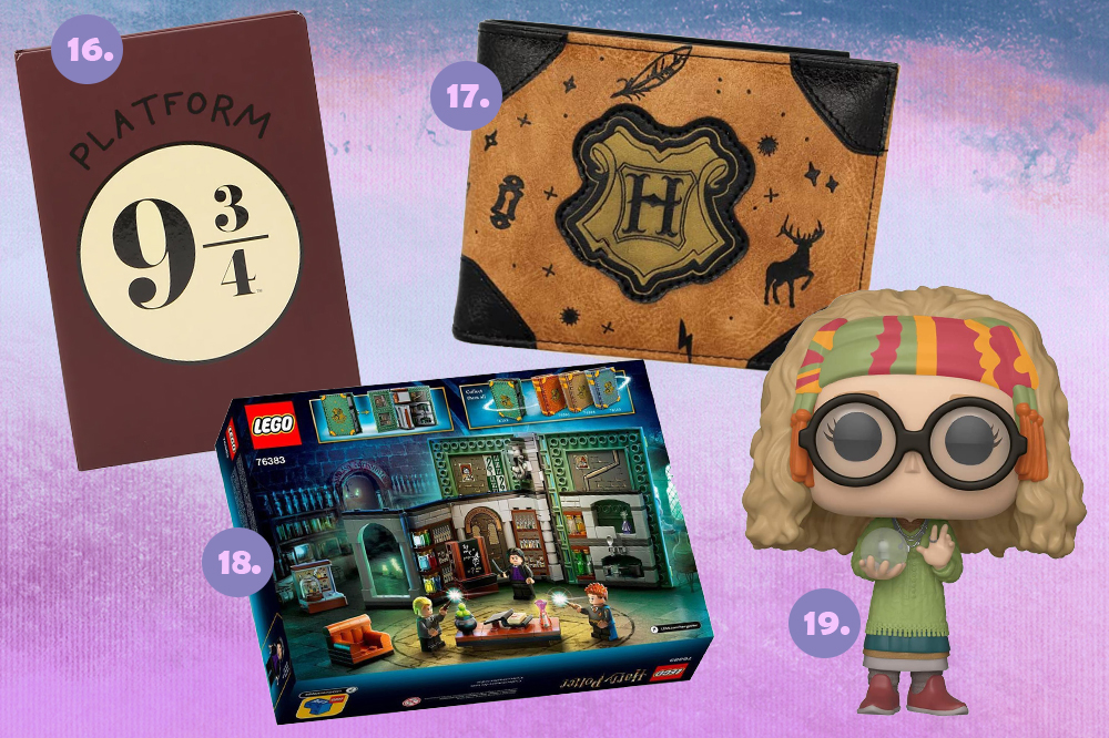 produtos-harry-potter-20-anos-04 Quatro produtos com temática da saga Harry Potter em fundo degradê azul e roxo. Caderno, carteira, lego e funko.
