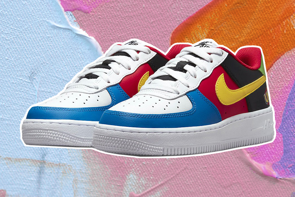 Tênis brando e colorido da colaboração Nike x Uno em fundo laranja, rosa e azul