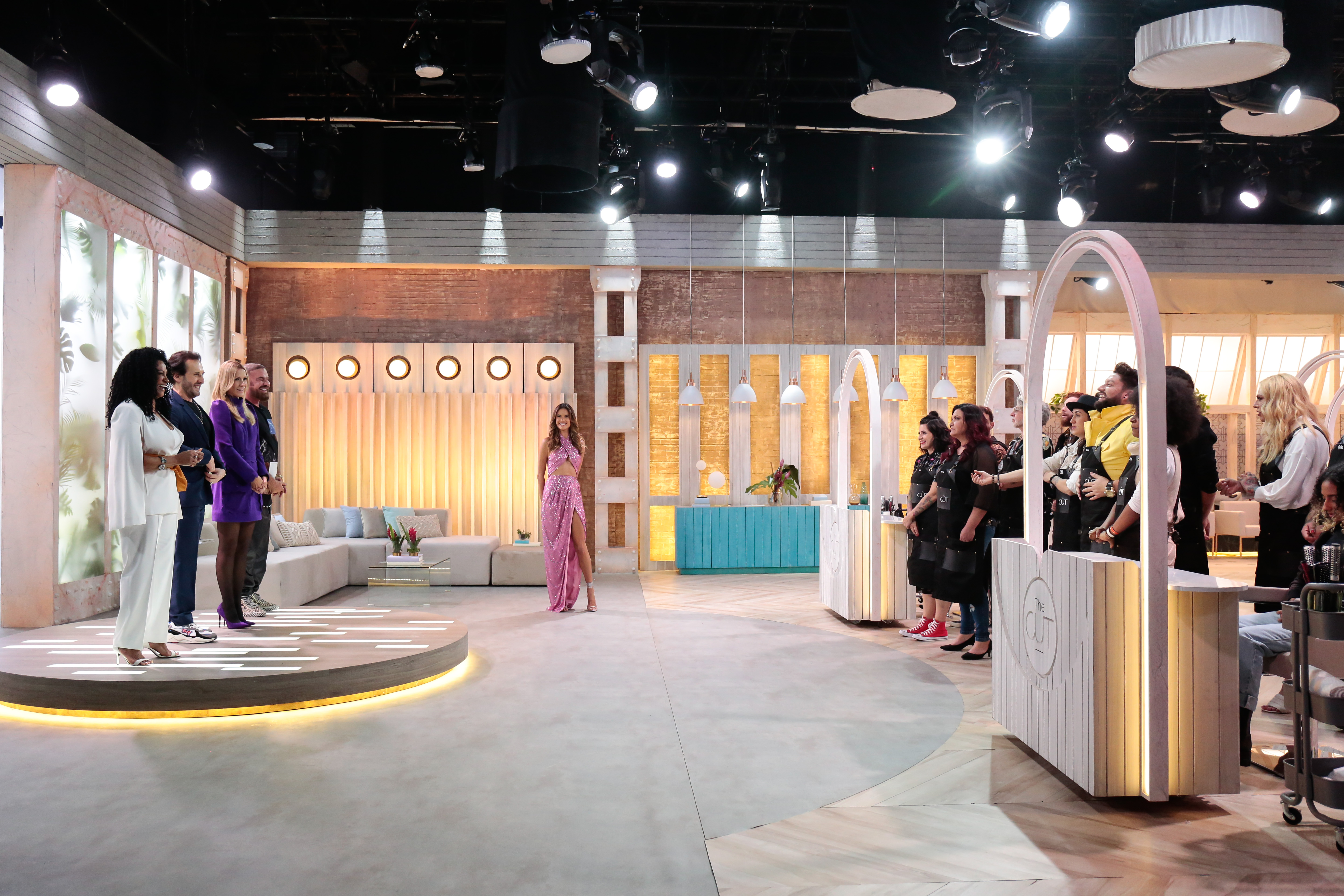 the-cut-reality-show-hbo-max-02 Jurados, apresentadora e participantes do reality show The Cut, da HBO Max, em prova do programa