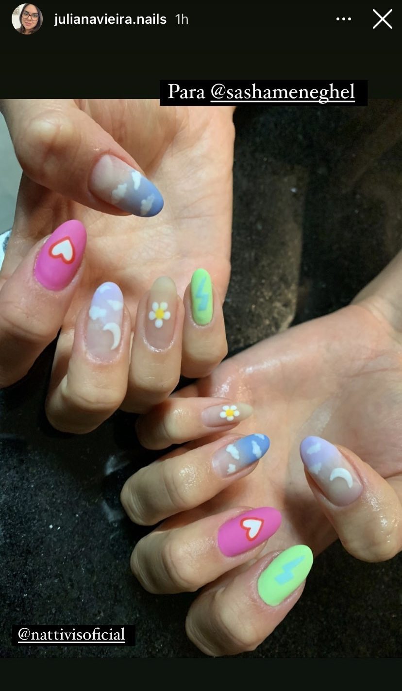 unhas-sasha-meneghel-nail-art Mãos da Sasha Meneghel com nail art divertida com desenhos como coração, nuvens e florzinhas