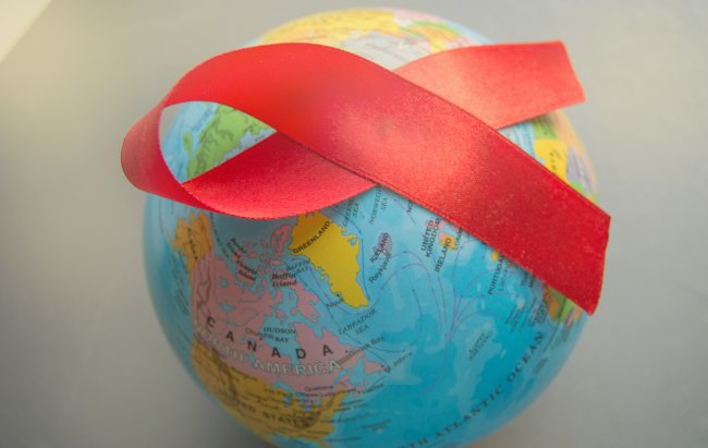 AIDS Fita vermelha em cima de globo da Terra