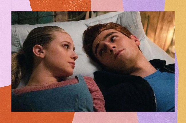 Casal de Riverdale se olha enquanto estão deitados na cama